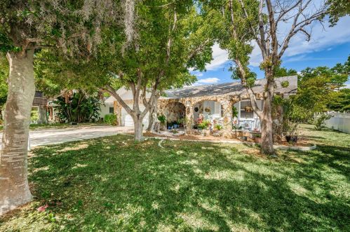 850 Riverside Dr, Tarpon Springs, FL 34689-2145