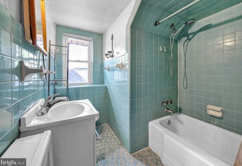 7814 Ardleigh St, Philadelphia PA 19118-4402 exterior