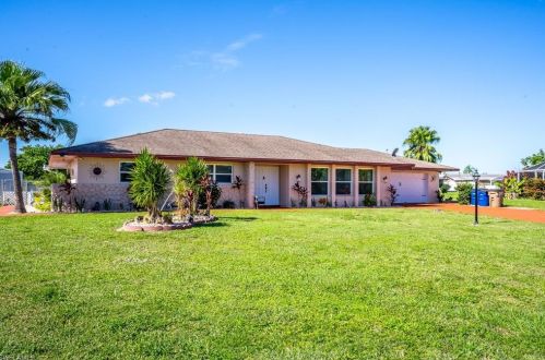 220 Jayview Ave, Lehigh Acres, FL 33936-7018