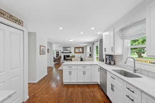 9 Lamplight Dr, Kensington CT  06037-1805 exterior