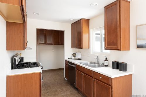 725 Teaberry St, Encinitas CA  92024-3353 exterior