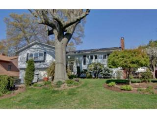 272 Summit Dr, Cranston, RI 02920-3660