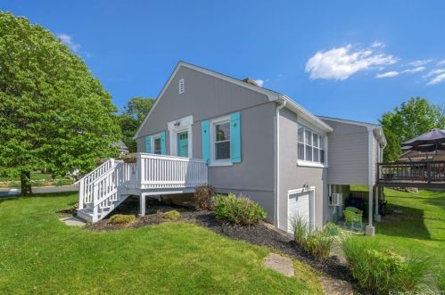 27 4th Ave, Waterford, CT 06385-1809