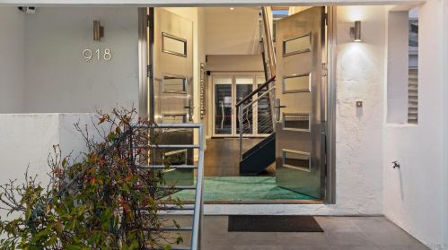 918 Van Nuys St, San Diego, CA 92109-1153