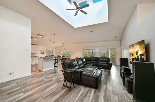140 20th St, Naples, FL 34117-9410