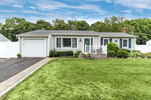 142 Gainsborough Rd, Holbrook, NY 11741-2809