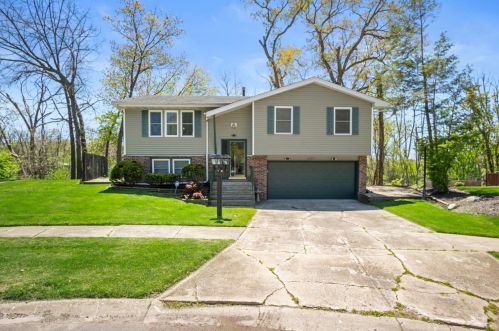 1533 Howard Ct, Hobart, IN 46342-5637