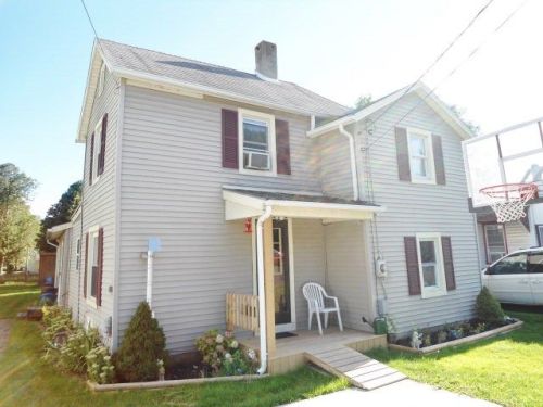 7 Whiting St, Bath, NY 14810-1137