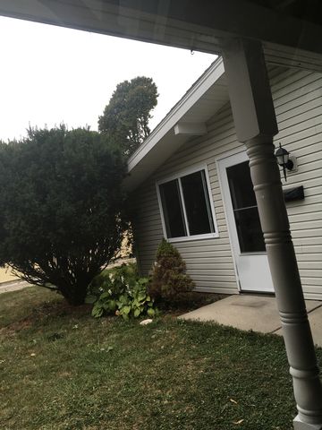 817 Village Trail Dr, Maumee, OH 43537-2922
