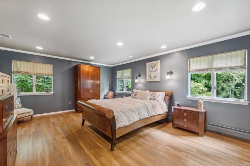 2 Old Farm Ct, West Nyack NY  10994-1210 exterior