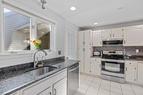 17 Atherton Ln, Amherst NH  03031-3064 exterior