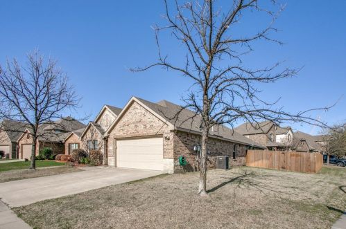 8649 Running River Ln, Fort Worth, TX 76131-3381