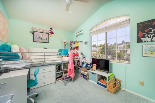 27543 Courtview Dr, Santa Clarita CA  91354-1601 exterior