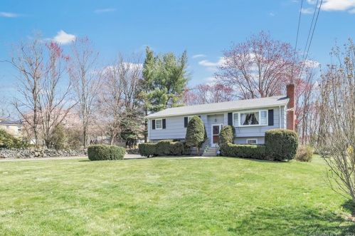 90 Deerfield Dr, Bridgeport, CT 06612-1106