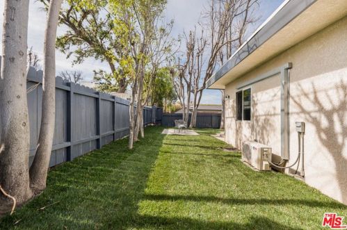 18004 Collins St, Van Nuys CA 91316-1032 exterior