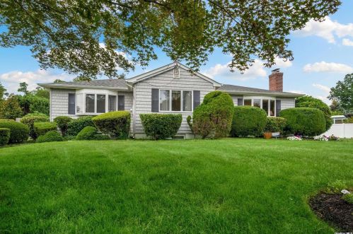 16 Hewitt Dr, Northport, NY 11768-1255