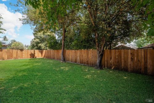 525 Oak Manor Dr, Ukiah CA  95482-5121 exterior