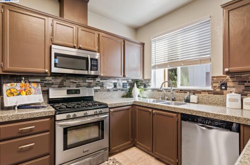736 Clifton Way, Vacaville CA  95688-8547 exterior