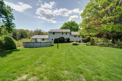 27 Welch Rd, North Haven CT  06473-2844 exterior