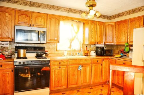 261 Gotham Ave, Floral Park NY  11003-2105 exterior