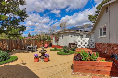 2700 El Caminito, Glendale CA 91214-2934 exterior