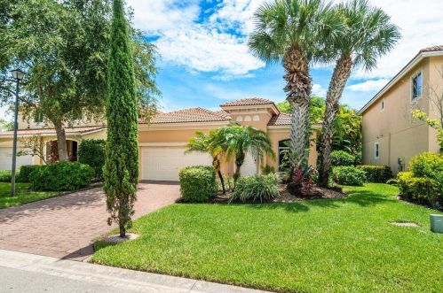 132 Two Pine Dr, West Palm Beach, FL 33413-2500