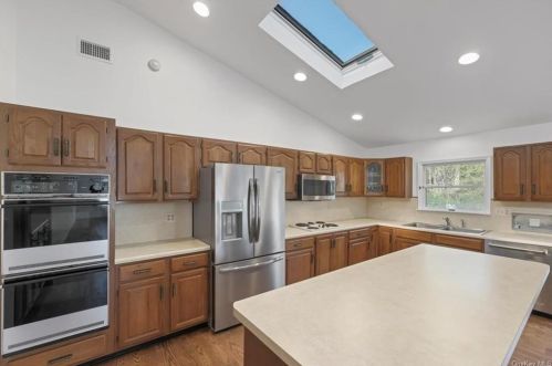 2856 Brookfield Dr, Yorktown Hgts NY  10598-2402 exterior