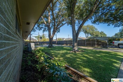 204 Yucca Dr, Victoria, TX 77904-1116