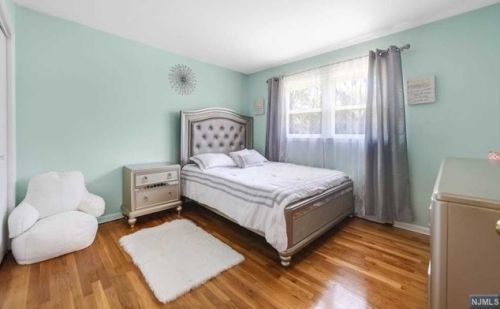 335 Charles St, N Milford NJ  07646-1801 exterior