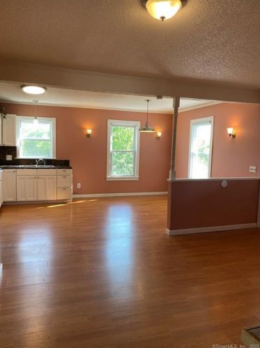 96 Charter Oak St, Manchester CT  06040-6211 exterior