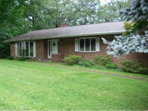 38 Oakridge Dr, Binghamton NY  13903-2125 exterior