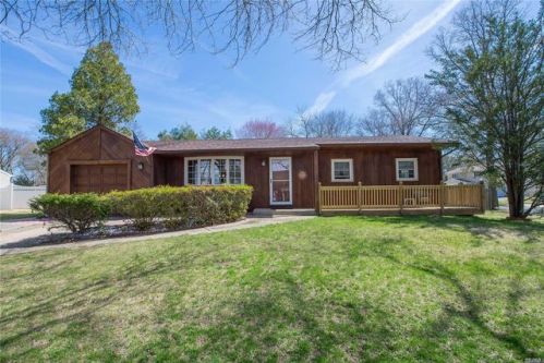 2 Mehan Ln, Huntington Station, NY 11746-6552