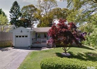 72 West Dr, Hauppauge, NY 11779-3133