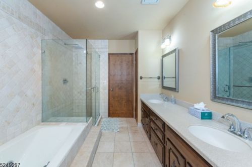 5 Round Hill Ter, Kinnelon NJ  07405-3217 exterior