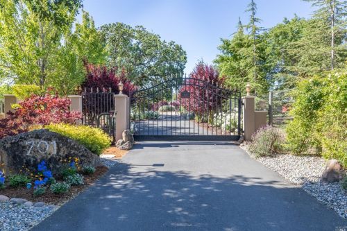 701 Penngrove Ave, Penngrove, CA 94951-9686