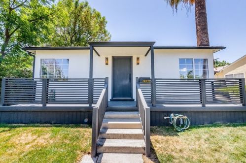 17602 Collins St, Van Nuys CA  91316-1245 exterior