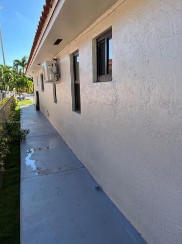547 15th St, Hialeah, FL 33010-3227