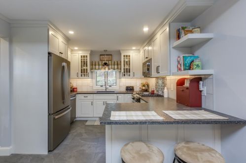 8 Walnut Hill Rd, Sandown NH  03873-2305 exterior