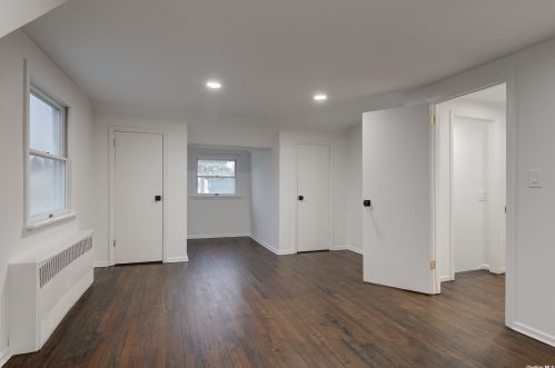 104 Woodoak Dr, Westbury NY  11590-1033 exterior