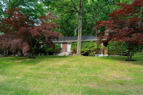 4 Hillside Ter, Airmont NY  10901-2105 exterior