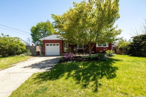 10 Harrison Ave, South Setauket, NY 11720-3206