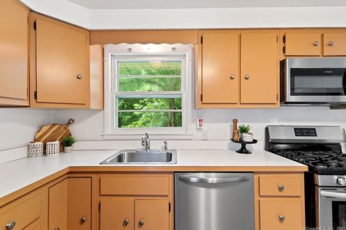 29 Lance Ln, Milford, CT 06460-7520