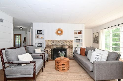 12639 Shoreland Dr, Thiensville, WI 53092-2401