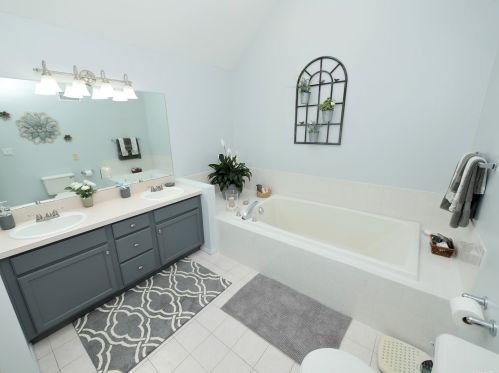 5 Minto Ct, South Setauket NY  11720-2884 exterior