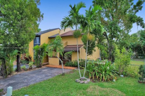 7692 Oakmont Cir, Hialeah FL  33015-2046 exterior
