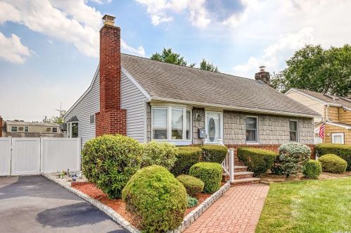 92 Parkdale Dr, Babylon, NY 11703-3415