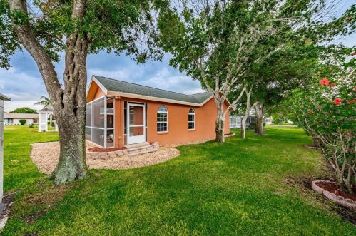 1083 Northridge Dr, Palm Harbor FL  34683-2720 exterior