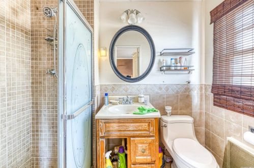 1 Greentree Cir, Westbury NY  11590-1510 exterior