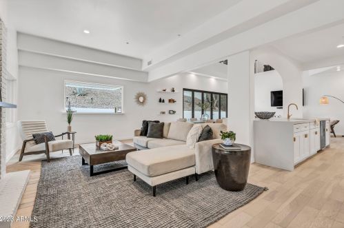 7627 22nd St, Phoenix AZ  85020-4706 exterior