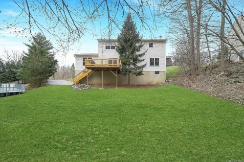 3 Geering Way, Fishkill NY  12524-1136 exterior